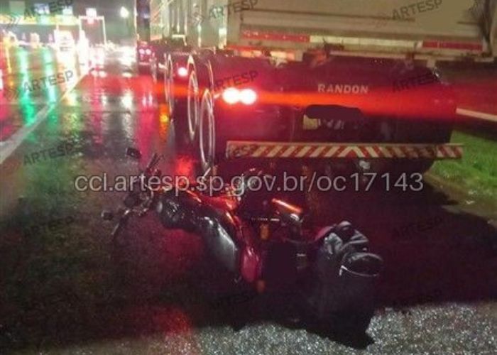Motociclista morre ap&oacute;s bater na traseira de carreta na Rodovia Professor Francisco da Silva Pontes