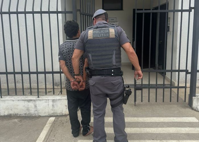Padrasto sendo preso e levado pelo PM