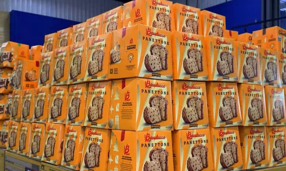 Caixas de panetones expostas.