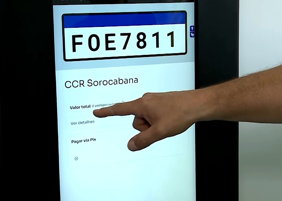 Imagem da tela de pagamento do ped&aacute;gio em monitor.