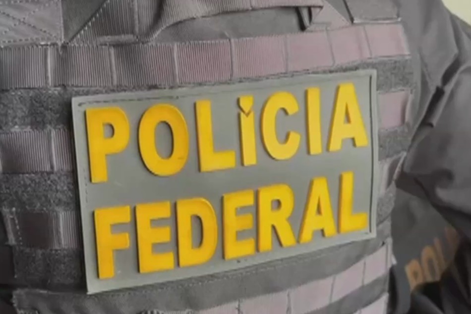 Costas do colete com o logo da Pol&iacute;cia Federal.