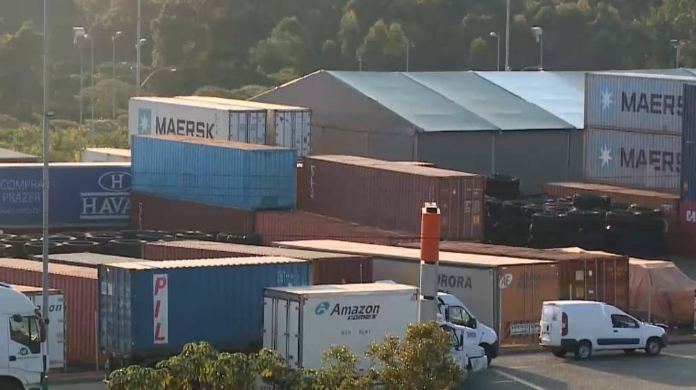 Cont&ecirc;ineres empilhados.