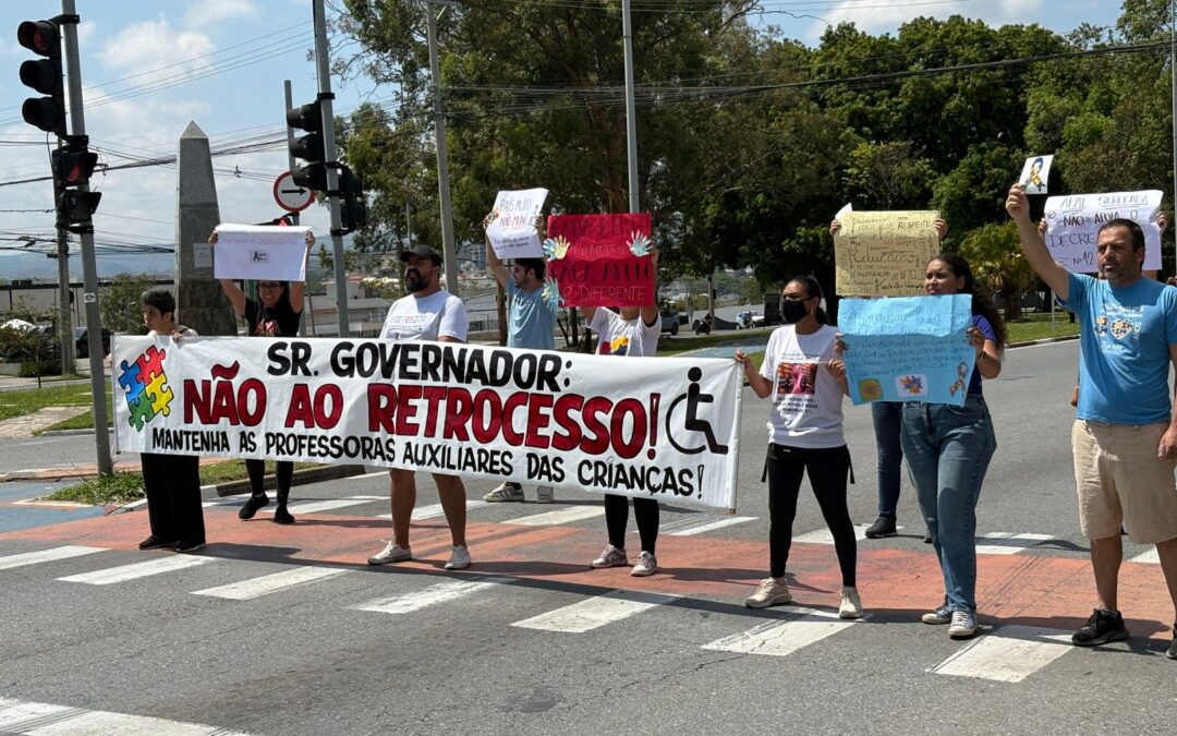 Famílias protestam em Sorocaba contra mudanças na educação especial