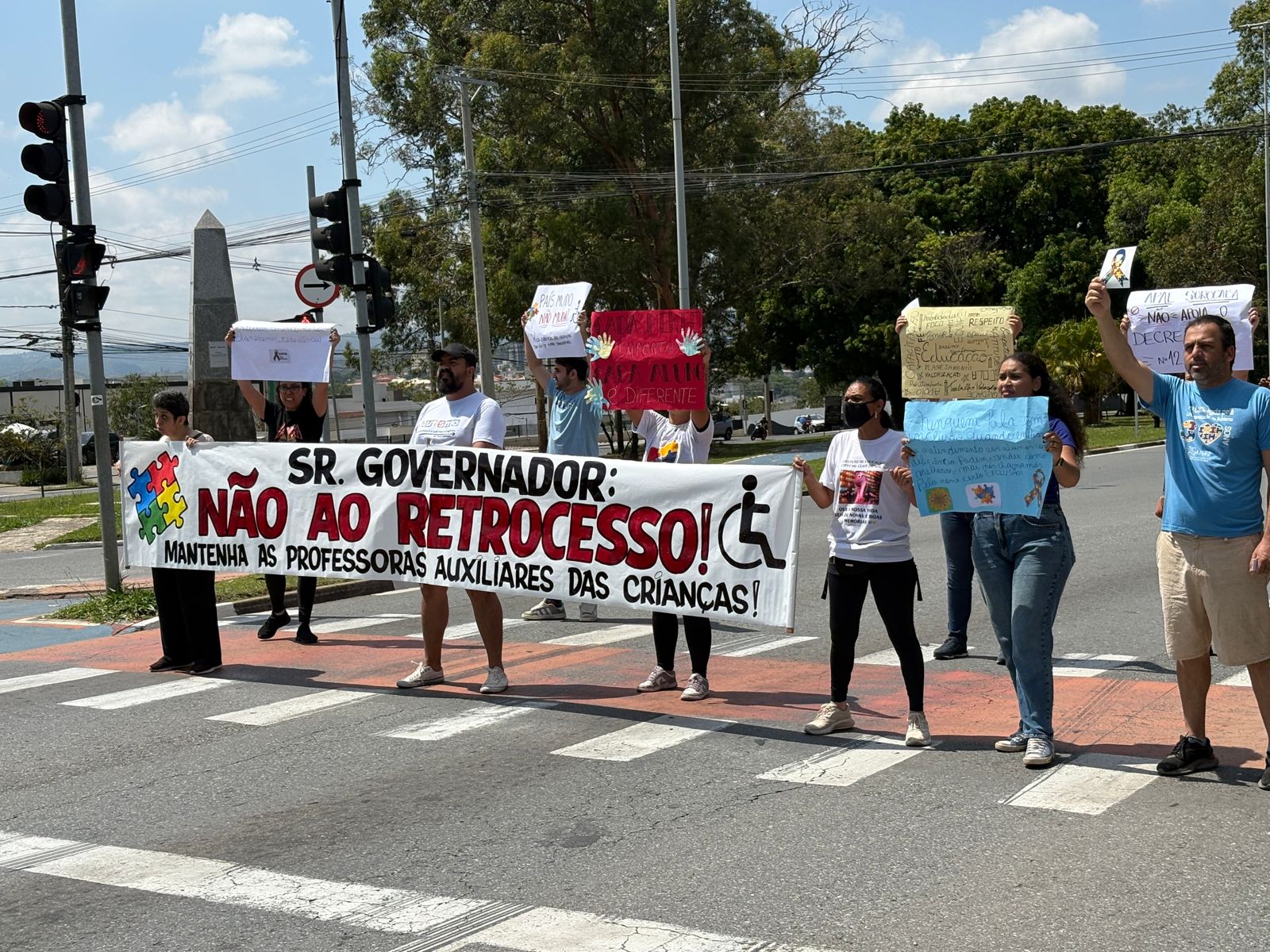 Manifestantes contra mudan&ccedil;as na educa&ccedil;&atilde;o especial