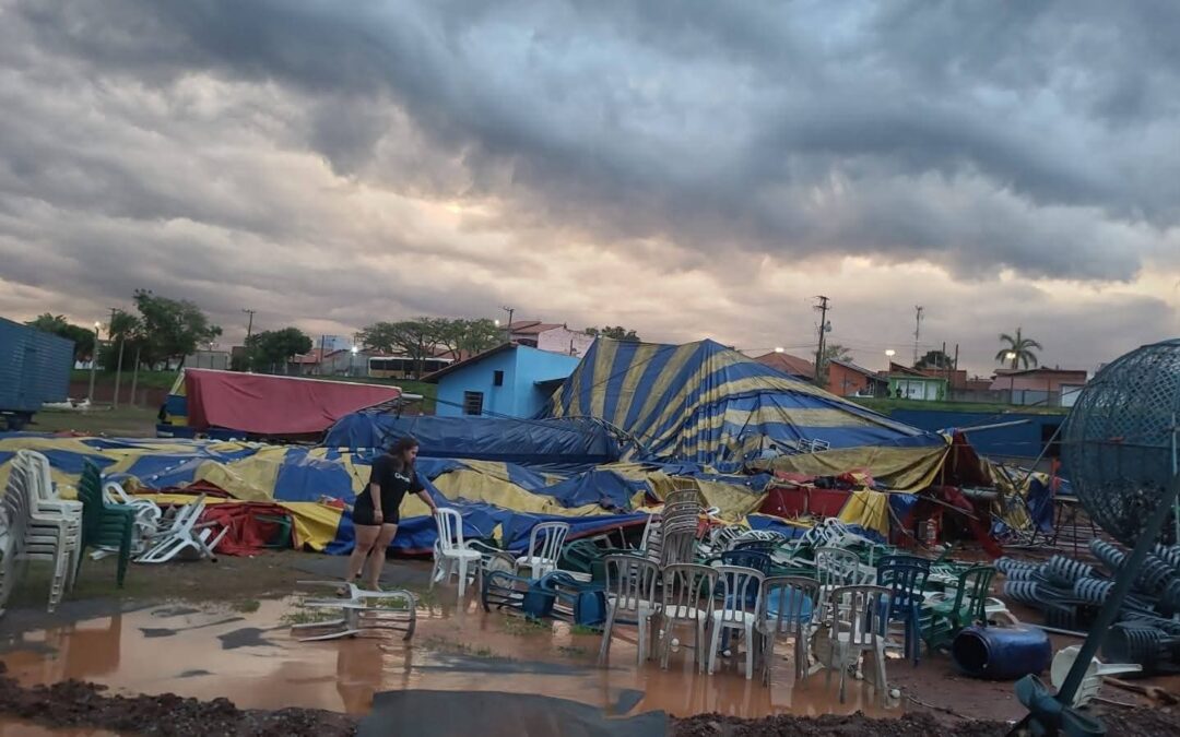 Vendaval derruba estrutura de circo em Capela do Alto