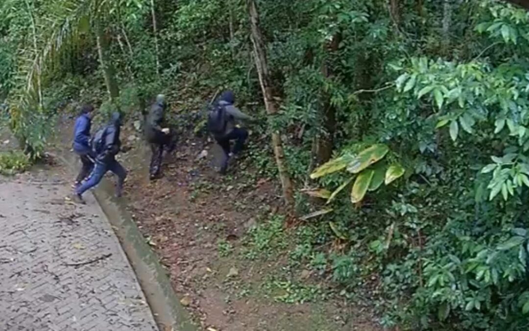 Criminosos rendem casal e fazem transferências de R$ 145 mil durante roubo a residência em São Roque