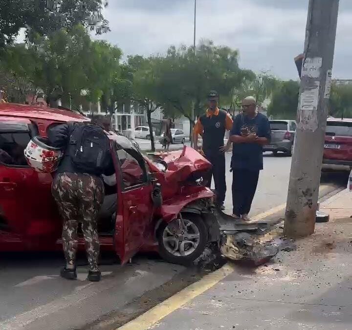 Acidente em avenida do Wanel Ville deixa dois homens feridos em Sorocaba