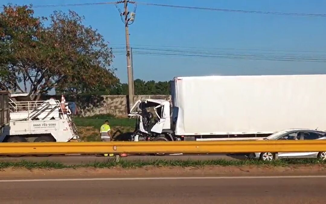 Acidente entre caminhões deixa motorista preso nas ferragens na Rodovia Santos Dumont, em Itu
