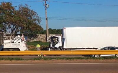 Acidente entre caminhões deixa motorista preso nas ferragens na Rodovia Santos Dumont, em Itu