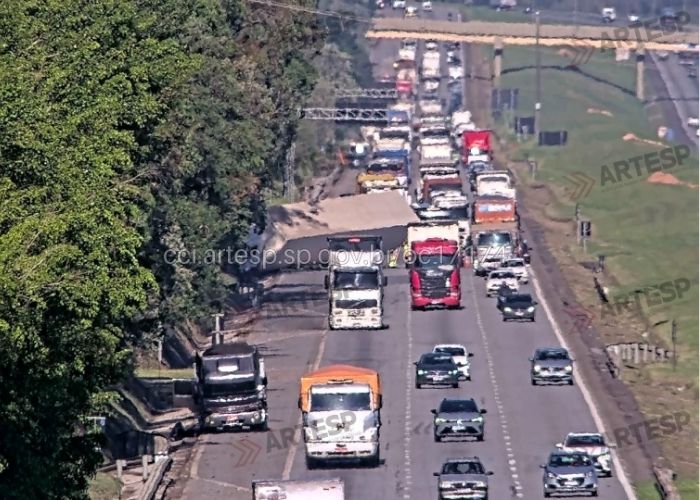 Carreta tomba e causa congestionamento em São Roque