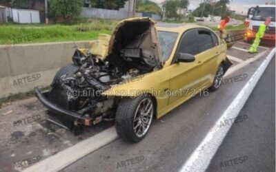 Colisão entre carro e ônibus causa congestionamento em Jundiaí