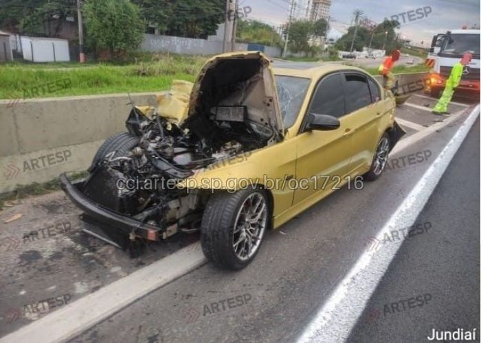 Imagem do carro ap&oacute;s a colis&atilde;o.