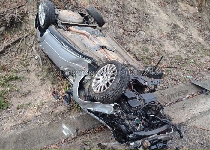 Imagem do carro ap&oacute;s o acidente