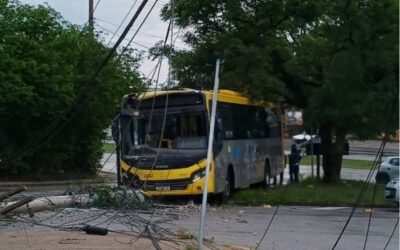 Ônibus colide com poste após motorista passar mal em Sorocaba