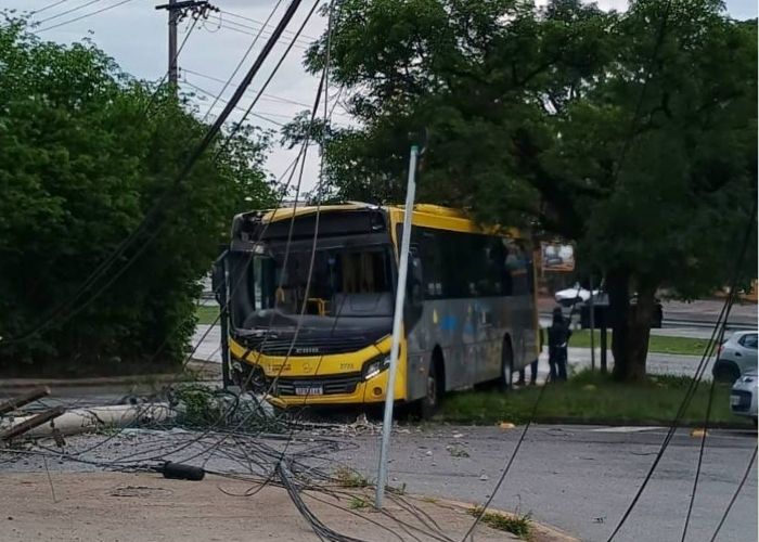 Imagem do &ocirc;nibus e o poste depois do acidente