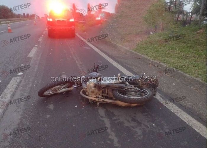 Imagem da moto depois do acidente