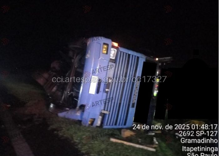 Carreta tomba e espalha carga sobre a pista em Itapetininga