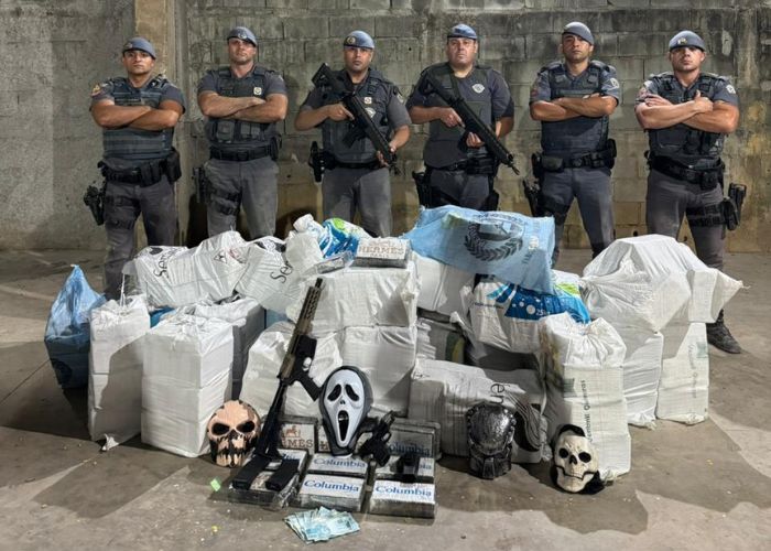 Imagem dos policiais militares com a apreens&atilde;o feita