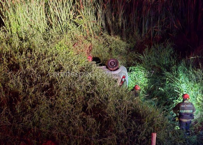 Imagem do carro capotado