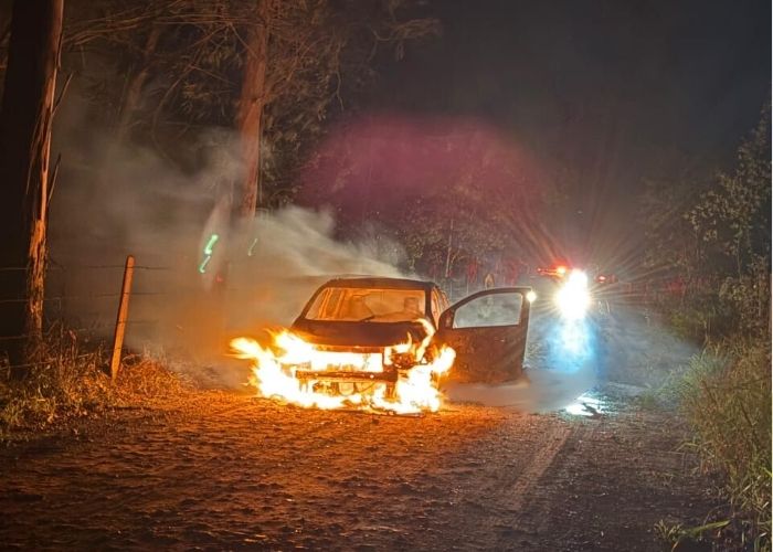 Homem é morto a tiros e queimado em seu carro