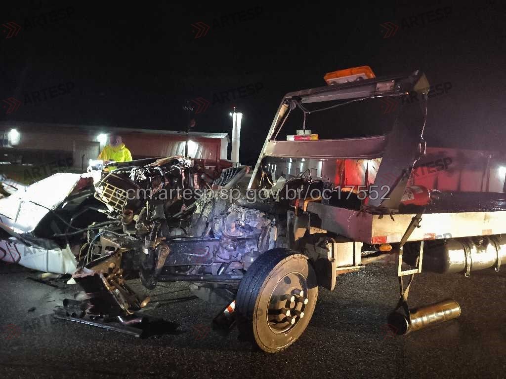 Imagem da colis&atilde;o entre guincho e carreta