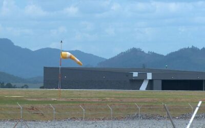 Avião executivo sai da pista no aeroporto de São Roque e para em área de gramado
