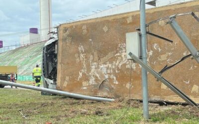Caminhão tomba no limite de Sorocaba e Votorantim