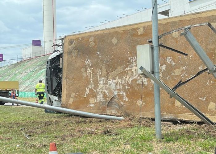 Caminhão tomba no limite de Sorocaba e Votorantim