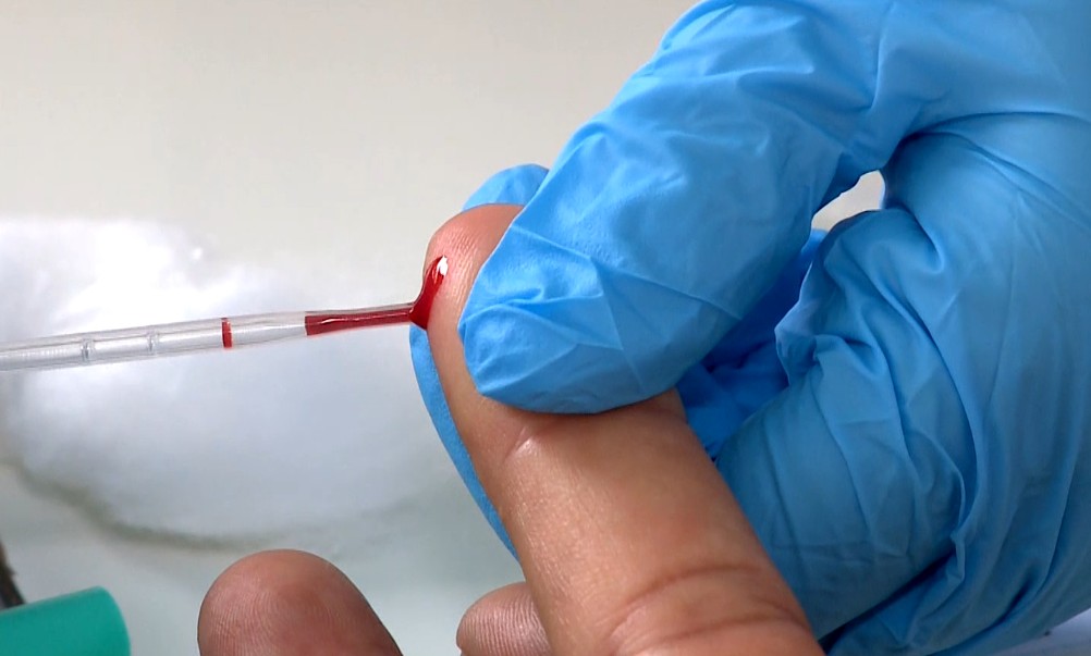 Pessoa fazendo o exame de sangue.