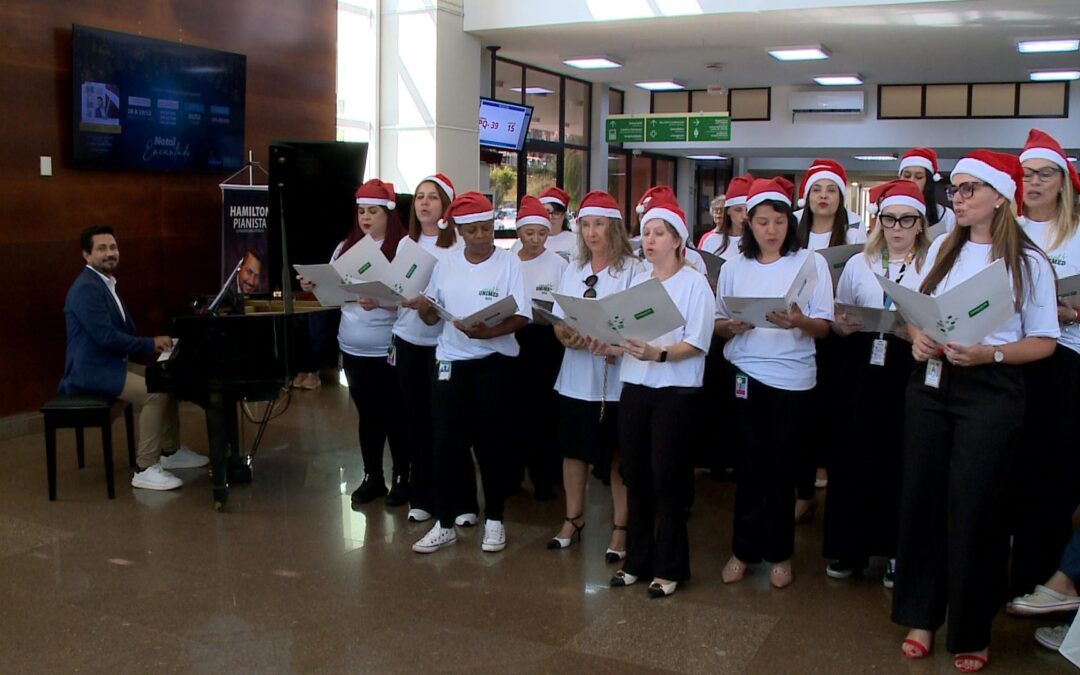 Natal encantado leva Papai Noel e coral ao hospital em Sorocaba