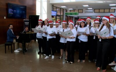 Natal encantado leva Papai Noel e coral ao hospital em Sorocaba