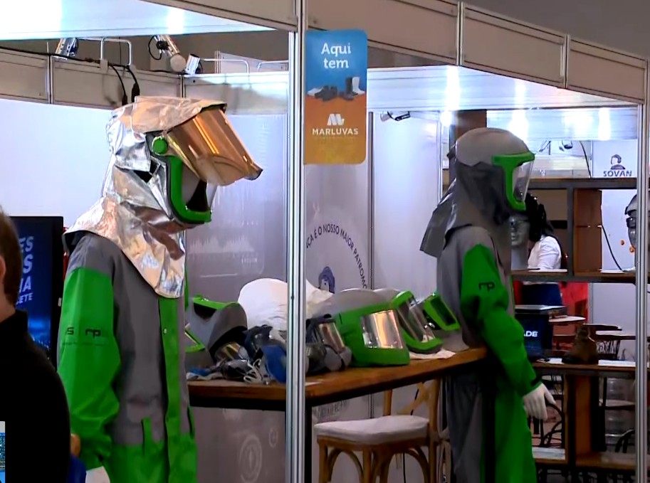 Itens expostos em estande no evento.