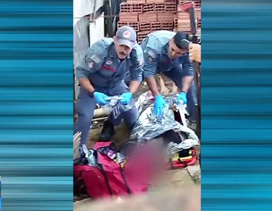 Imagem de policiais junto ao corpo.