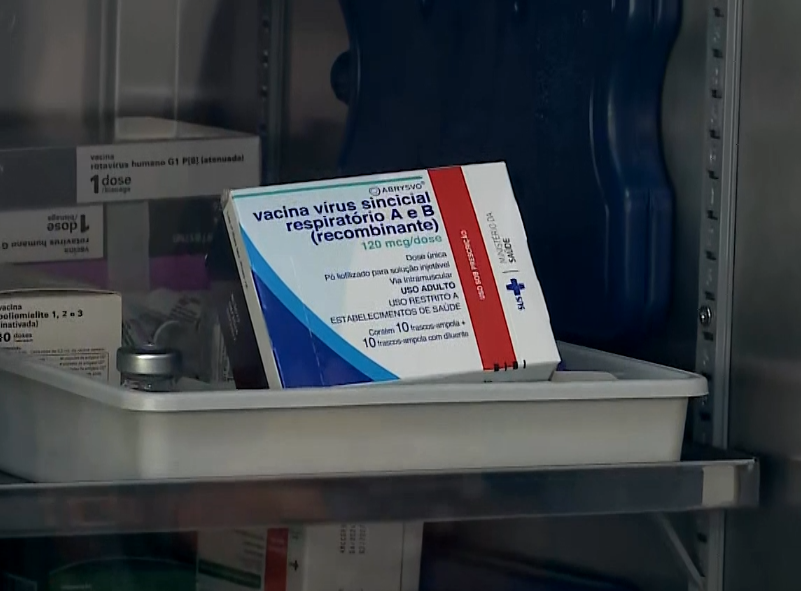 Caixa da vacina exposta.
