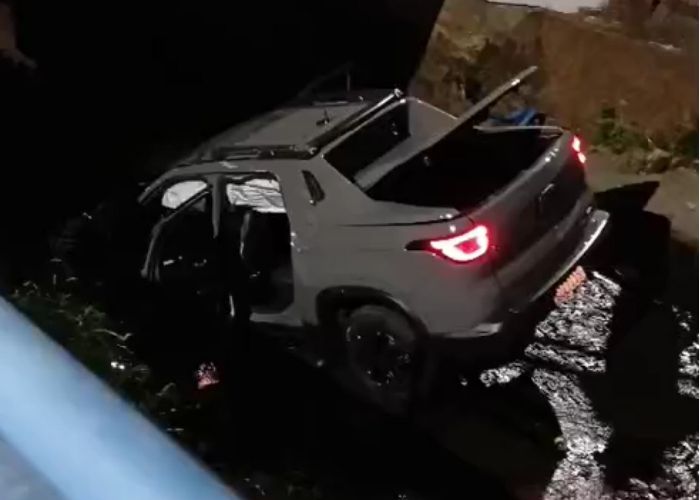 Motorista cai com o carro em c&oacute;rrego no Centro de Itu