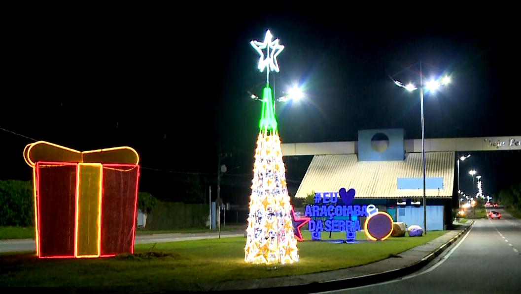 Natal Cidade Encantada leva atrações infantis e iluminação ao centro de Araçoiaba da Serra
