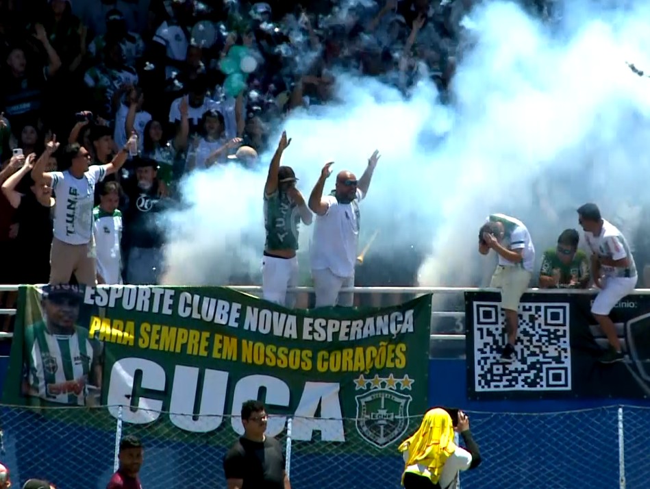 Torcida do Nova Esperan&ccedil;a comemorando a vit&oacute;ria.