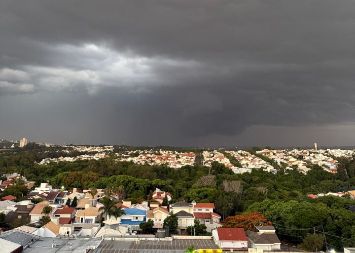 Nuvens escuras antecedem tempestade em Sorocaba e instabilidade provoca ocorr&ecirc;ncias em Jundia&iacute;