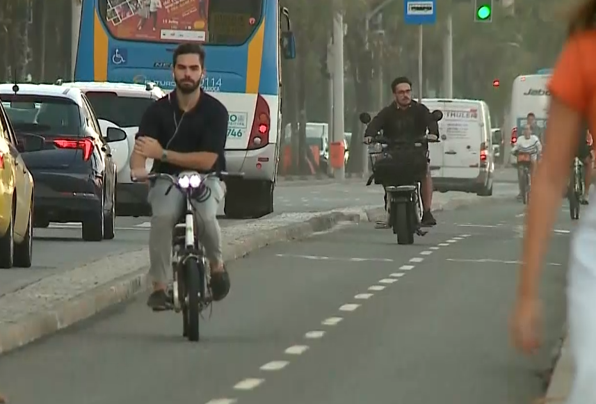 Pessoas andando de bicicletas el&eacute;tricas.