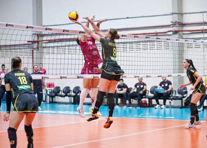 Disputa de bola entre Renasce e Maring&aacute;