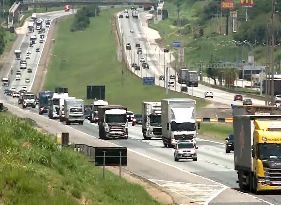 Imagem de rodovia movimentada.