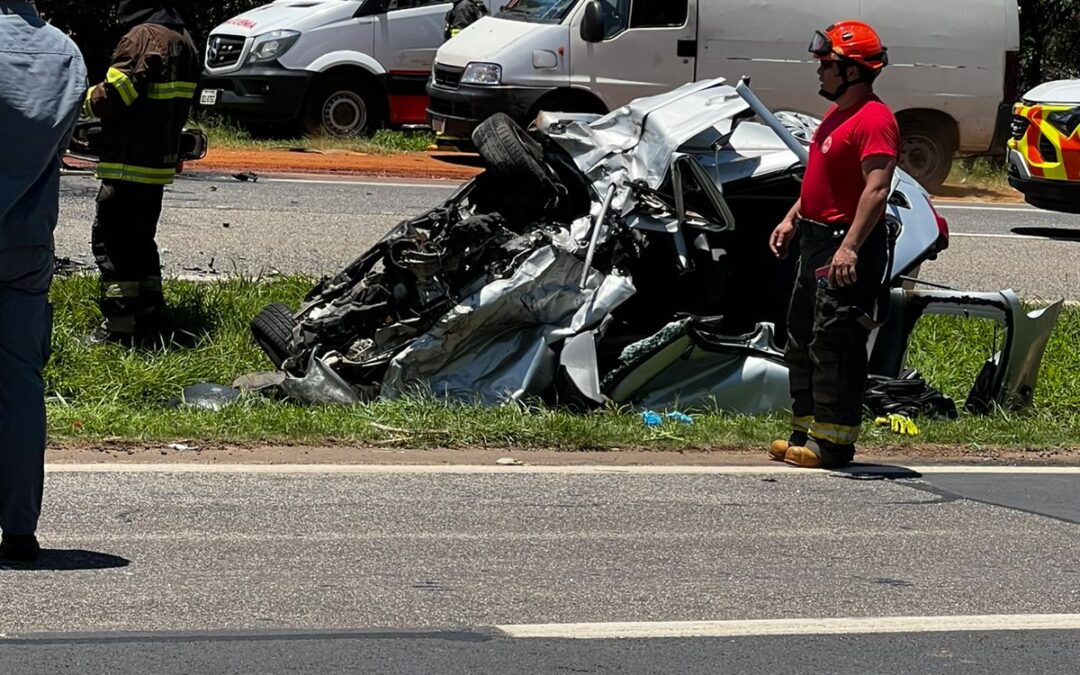 Colisão entre dois carros e uma moto deixa vítimas graves  na SP-127, em Tatuí