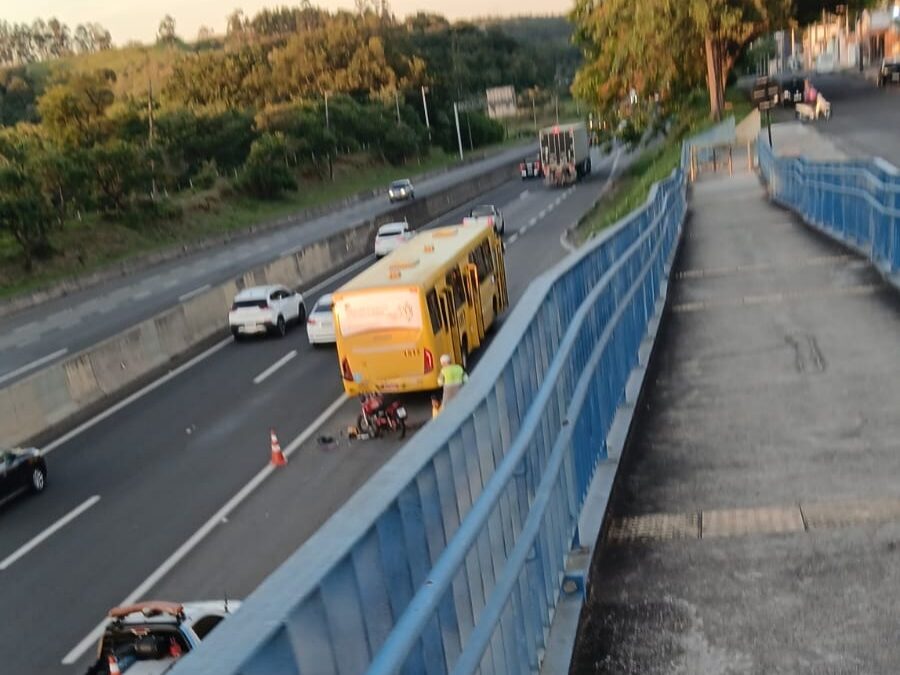 Motociclista colide com ônibus parado na Rodovia Constâncio Cintra, em Jundiaí