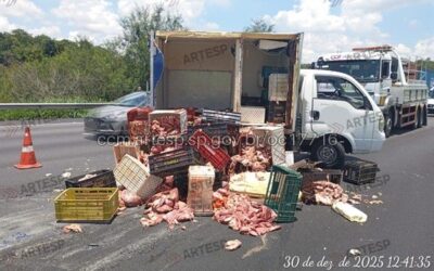 Caminhão carregado com carne tomba na Rodovia dos Bandeirantes, em Jundiaí