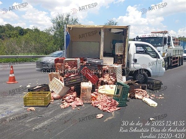 Caminhão carregado com carne tomba na Rodovia dos Bandeirantes, em Jundiaí