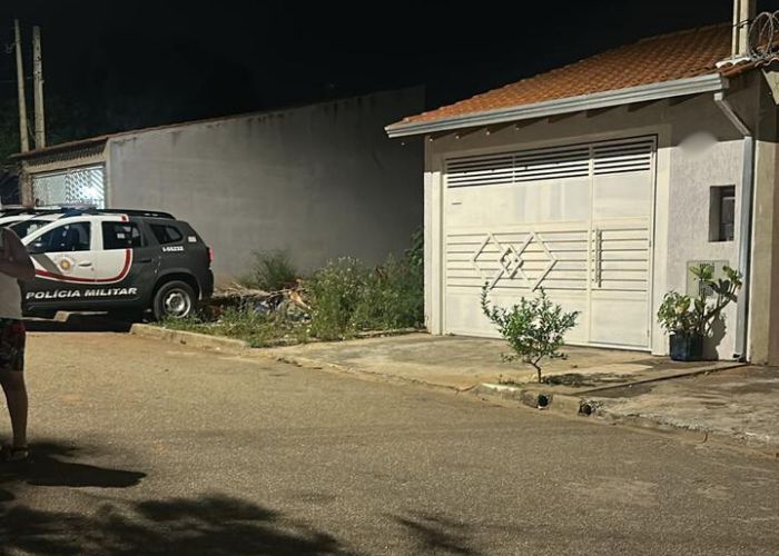 Polícia investiga morte de mulher encontrada em terreno baldio