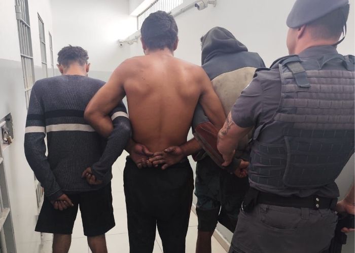 Imagens dos homens sendo presos