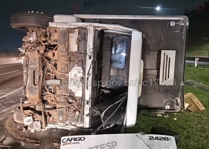 Imagem do caminh&atilde;o tombado