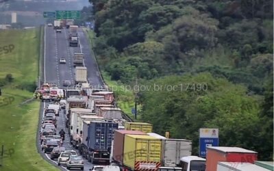 Colisão causa congestionamento em rodovia de Jundiaí