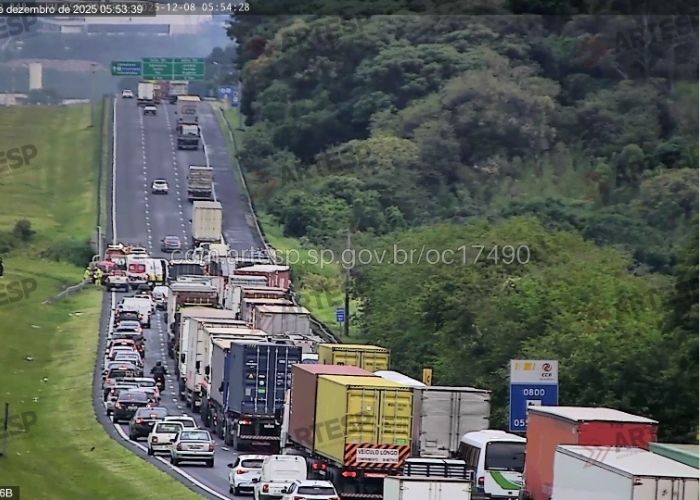 Imagem do congestionamento ap&oacute;s o acidente